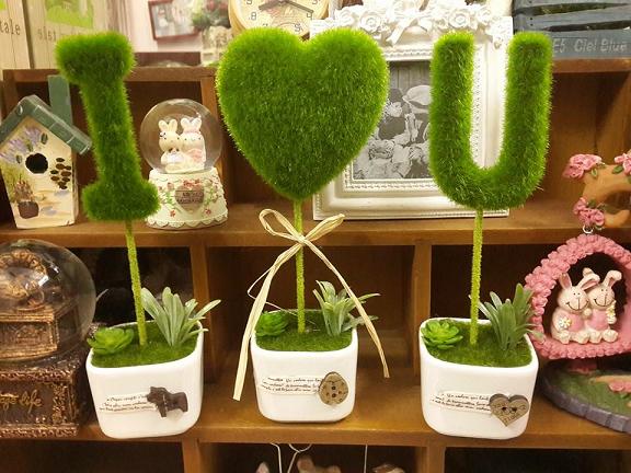 Chậu cây xanh chữ love